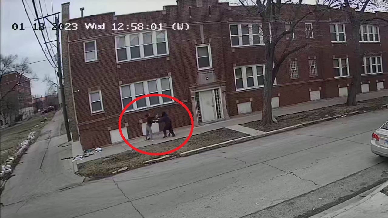 Video Shows Off-duty Chicago Police Officer Fatally Shoot Attacker In ...