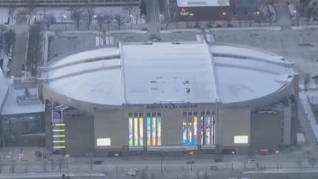 United Center concessions workers authorize strike