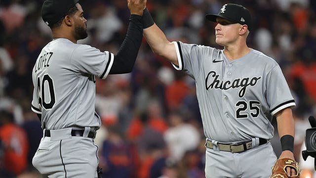 Vaughn’s double lifts White Sox over Astros 3-2 in opener