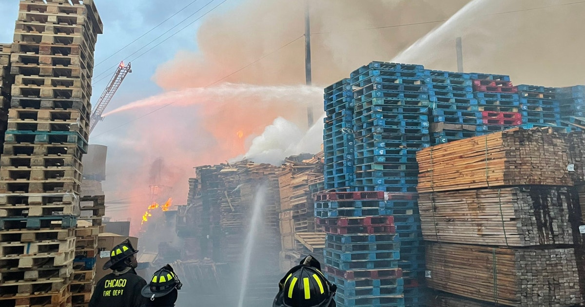 South Lawndale fire: Crews battle pallet yard blaze | FOX 32 Chicago