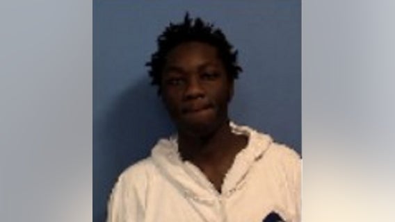 Chicago man tried to rob gas station at gunpoint, fled on foot after locking himself out of car: prosecutors