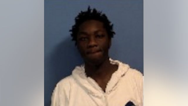 Chicago man tried to rob gas station at gunpoint, fled on foot after locking himself out of car: prosecutors