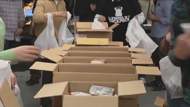 'Blessings in a Backpack' hosts annual event to help feed Chicago students
