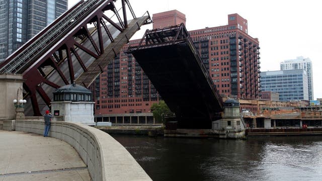 Lake Street bridge stuck in up position for hour, causing delays on CTA Pink, Green lines
