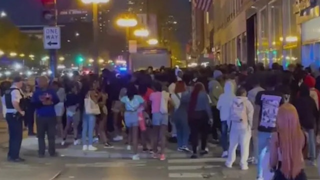 Illinois state senator defends Chicago teens' rioting, looting: 'It's a mass protest'
