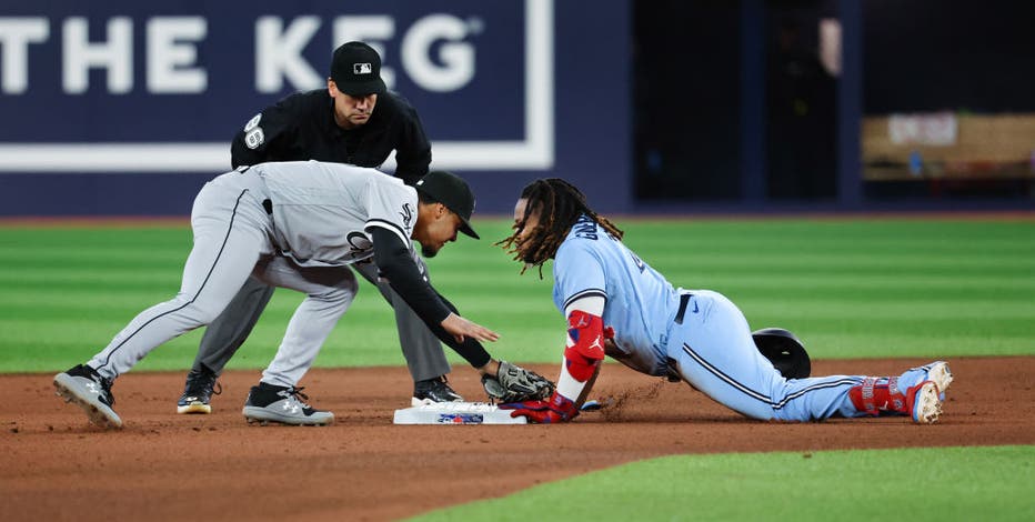 Springer hurts hand, Blue Jays finish sweep of White Sox 8-0