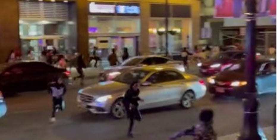 Hundreds of teenagers flood into downtown Chicago, smashing car windows, prompting police response
