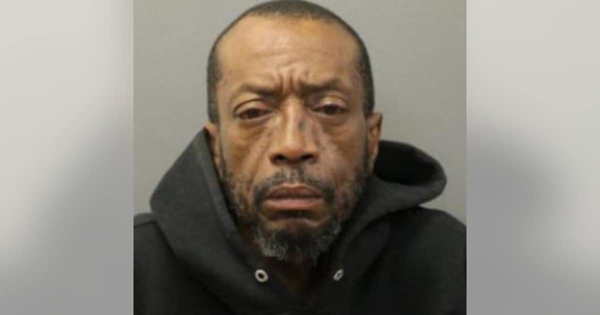 63-year-old man arrested moments after robbing victim on Chicago's ...