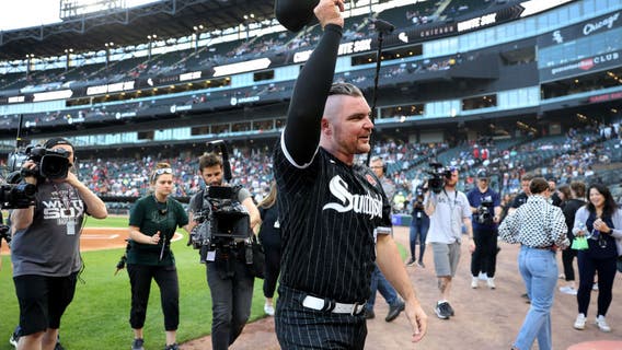 Hendriks makes emotional return to Guarantee Rate Field after cancer battle