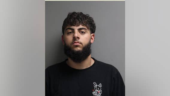 Driver allegedly strikes Chicago Ridge police officer while fleeing from traffic stop at gas station