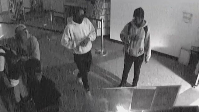 At least 18 people break into post office at Thompson Center in Loop