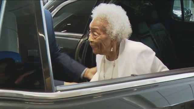 100 Club: Chicago group honors moms who are all over 100-years-old