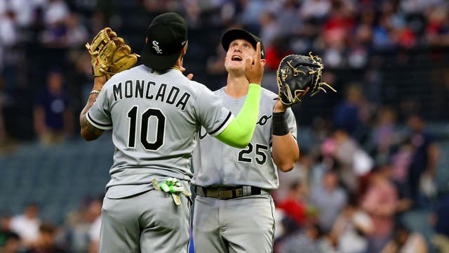 González hits 2-run double, Grandal homers as White Sox rally to top Guardians 4-2