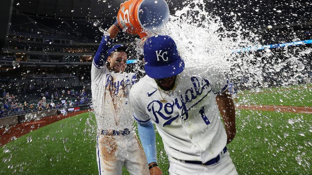 Melendez has 4 RBIs, Royals score 8 in 6th, beat ChiSox 12-5