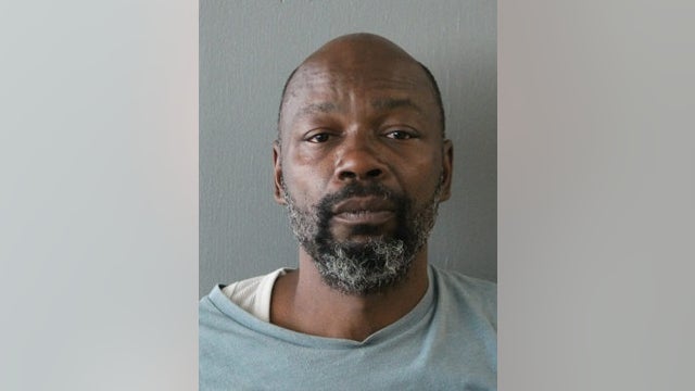 Chicago man arrested minutes after allegedly stabbing 41-year-old victim on Far South Side