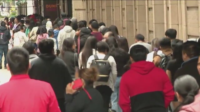 Long line of ID-seekers forms at Consulate General of Ecuador in Loop