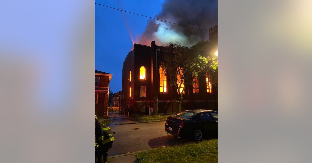 Massive fire engulfs abandoned Chicago church in East Side | FOX 32 Chicago