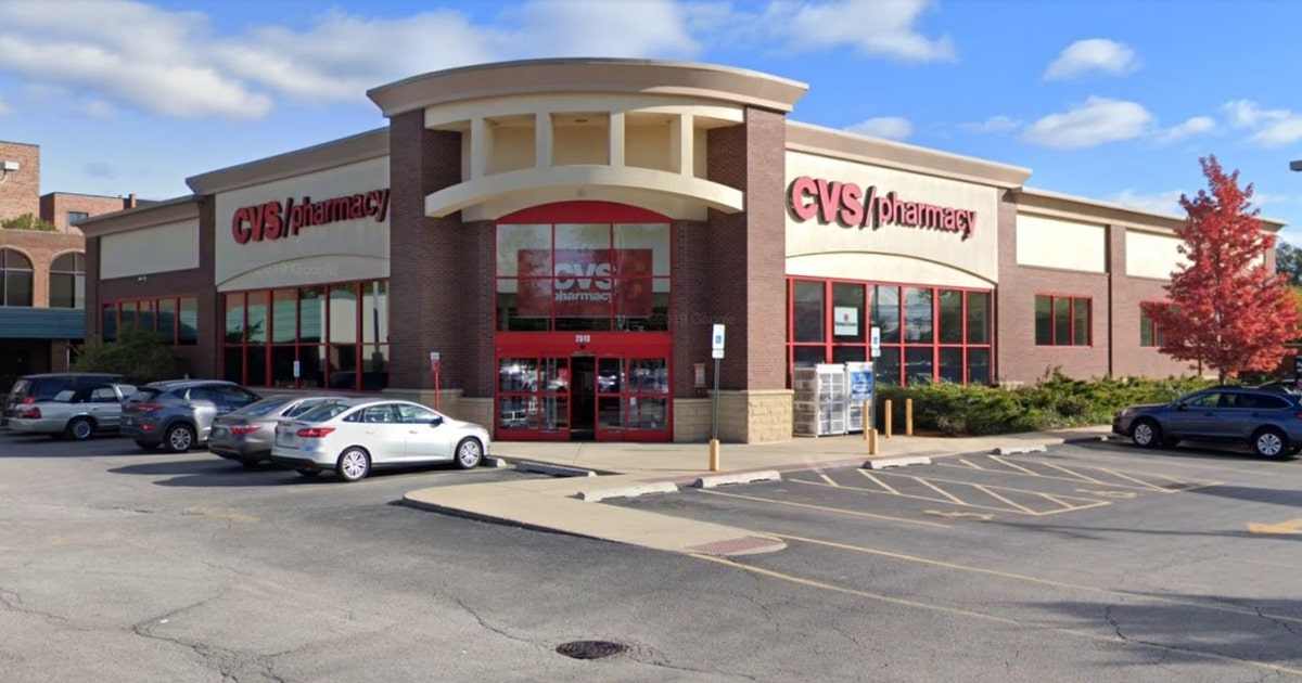 Armed suspect robs 3 outside Park Ridge CVS pharmacy | FOX 32 Chicago