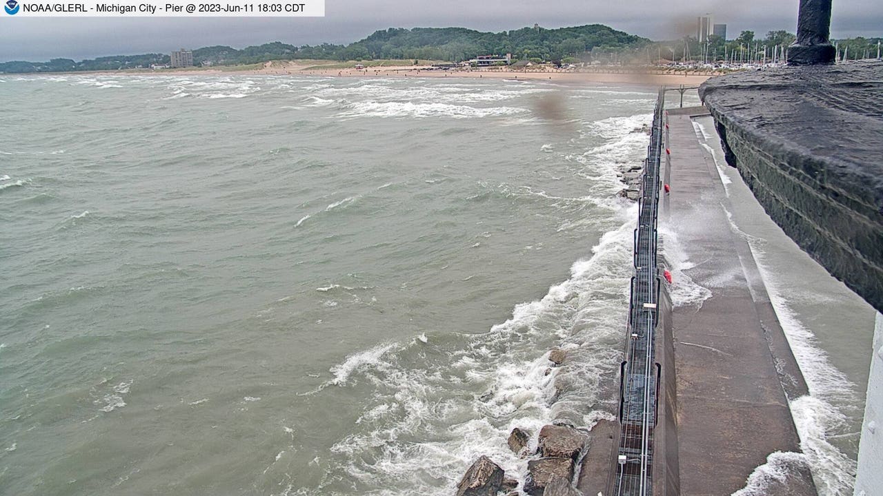 Summertime Rarity High Waves On Lake Michigan Top 10 Feet FOX 32 Chicago   Lake Michigan Waves At Michigan City Pier 