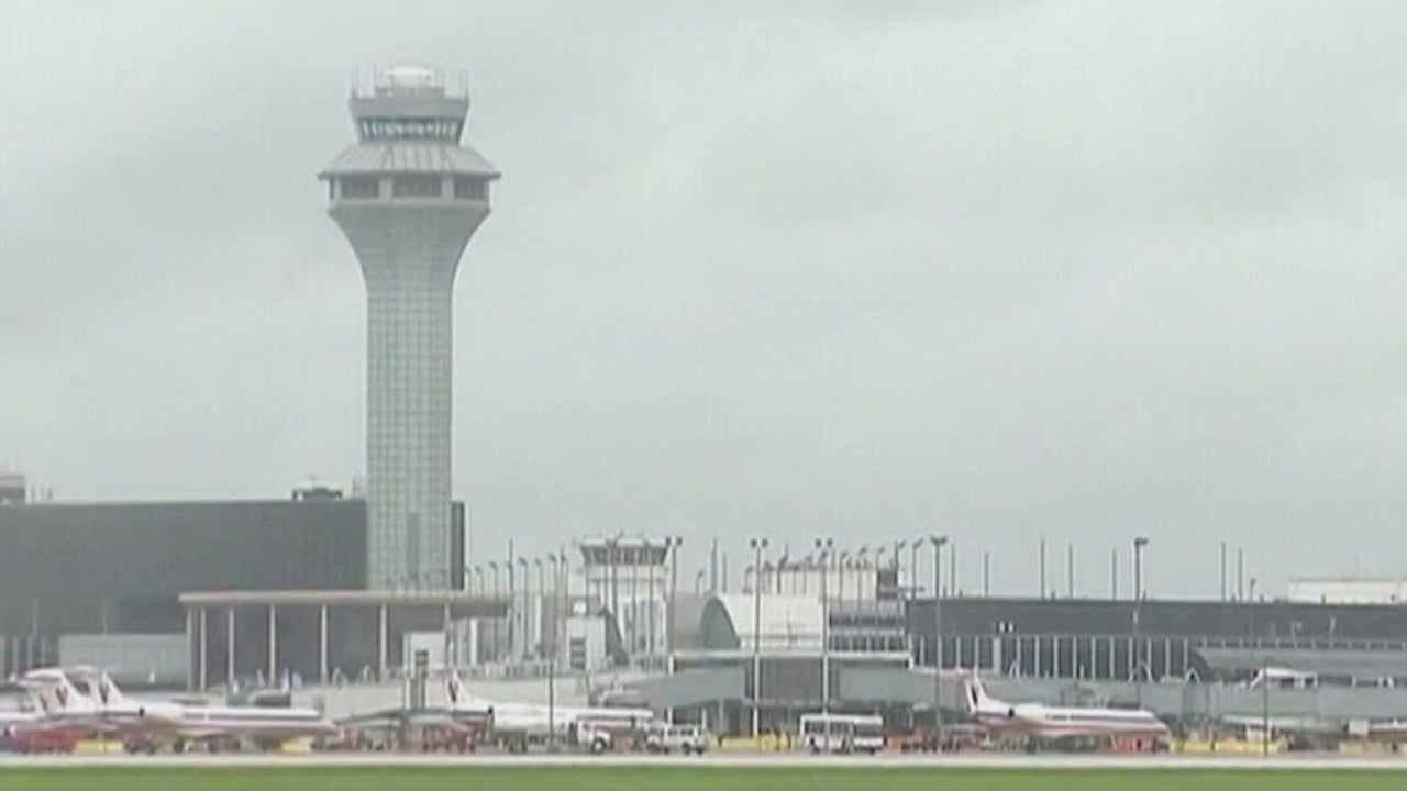 严重天气导致芝加哥机场停飞，数千人断电