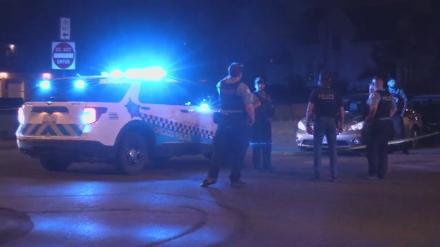 Teen fatally shot while walking down street in West Pullman