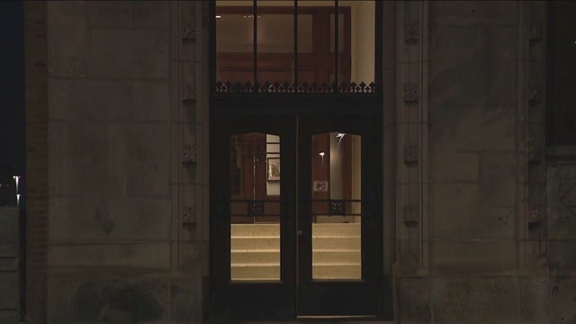 Offenders forcing their way into Loop apartments with pry tools, stealing property: police