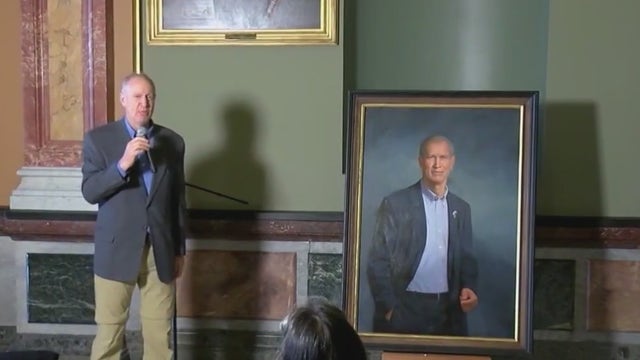 Portrait of former Gov. Bruce Rauner now hanging at the Illinois Capitol
