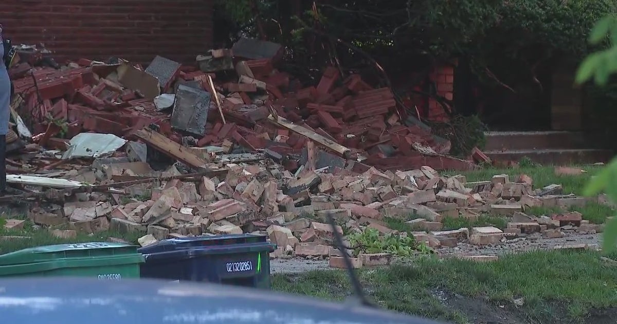 Man dies after natural gas explosion causes fire in Oak Park apartment ...