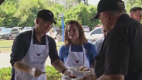 Actor Gary Sinise surprises veterans at Chicago area VA hospital with Fourth of July feast