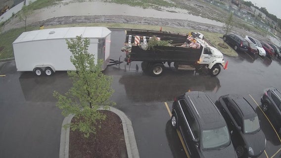 Video captures suspects stealing trailer from Chicago church