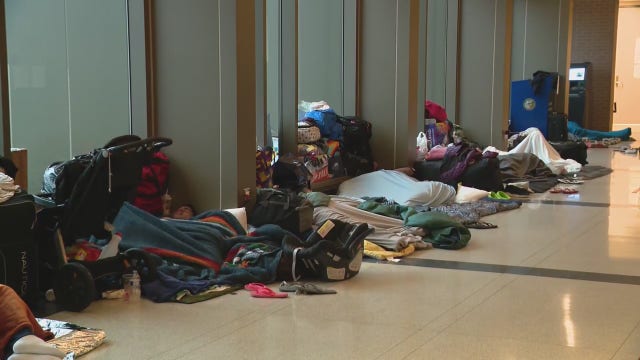 Rogers Park motel makes room for migrants