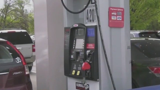 Willie Wilson again donates $150K in free gas, groceries to Chicago community