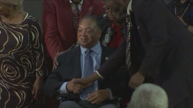 Hundreds gather to honor Rev. Jesse Jackson after he announced he's stepping down from Rainbow PUSH