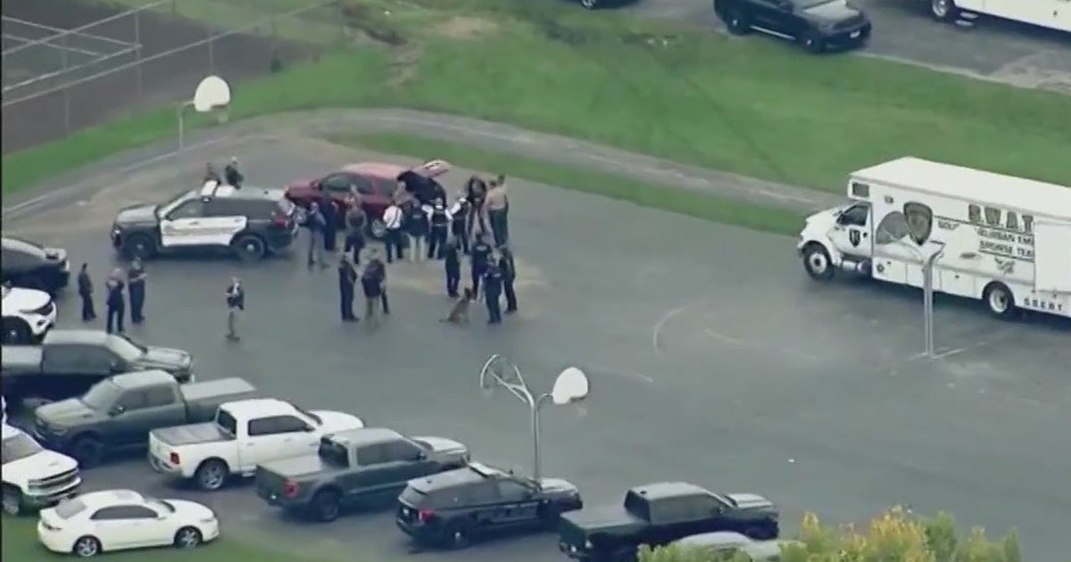 Armed robbery suspect dead after standoff in Markham | FOX 32 Chicago
