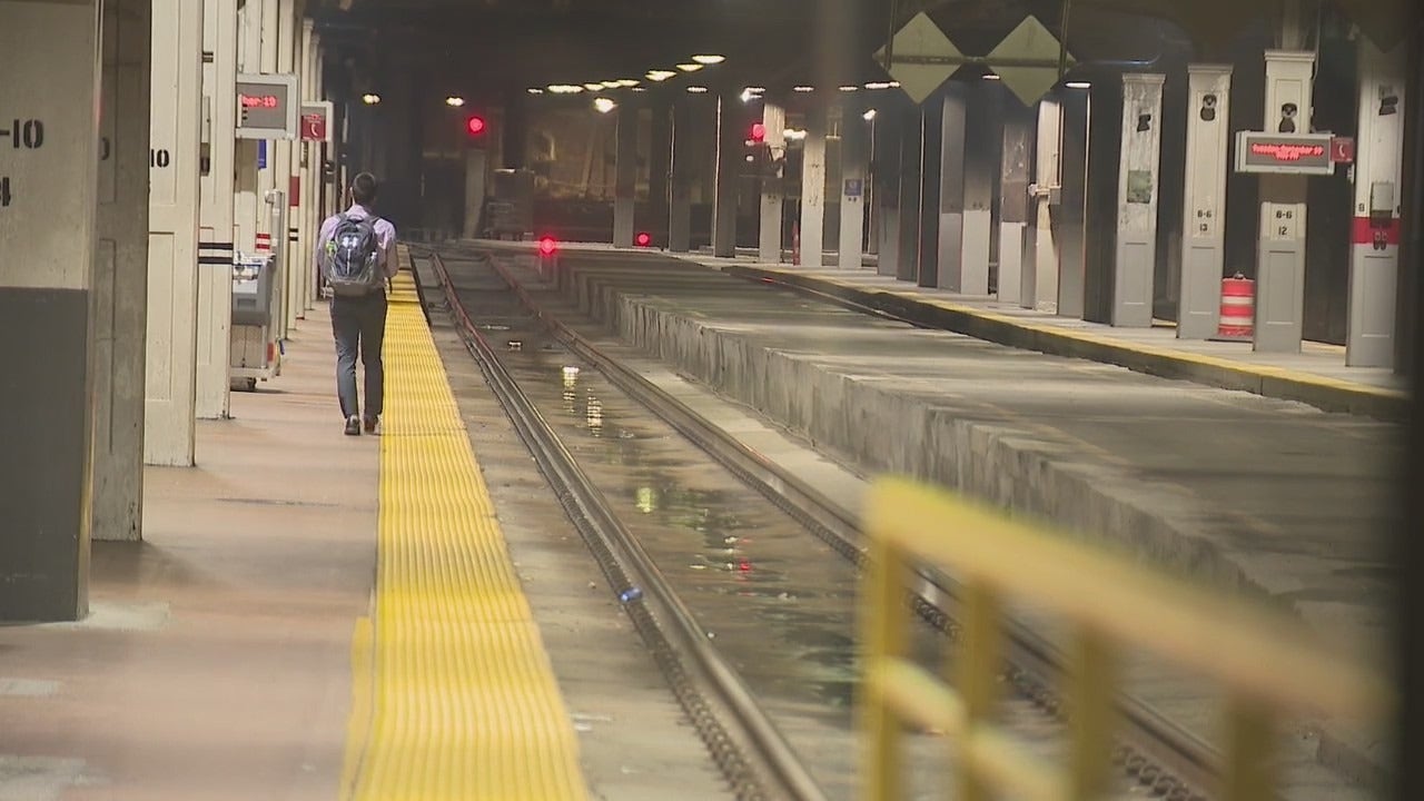 Metra通勤者面临延误，卡住的活动桥暂停了西南郊区线路。
