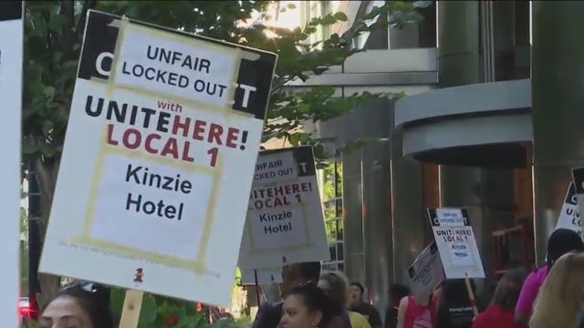 Loud demonstration outside Kinzie Hotel in support of 12 workers locked out of their jobs