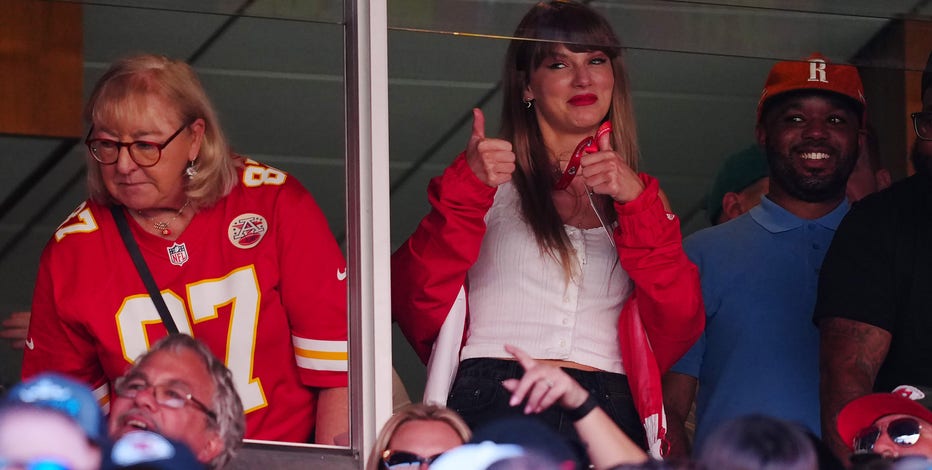 Patrick Mahomes Throws 3 TD Passes, Taylor Swift Celebrates As Chiefs Rout  Bears 41-10