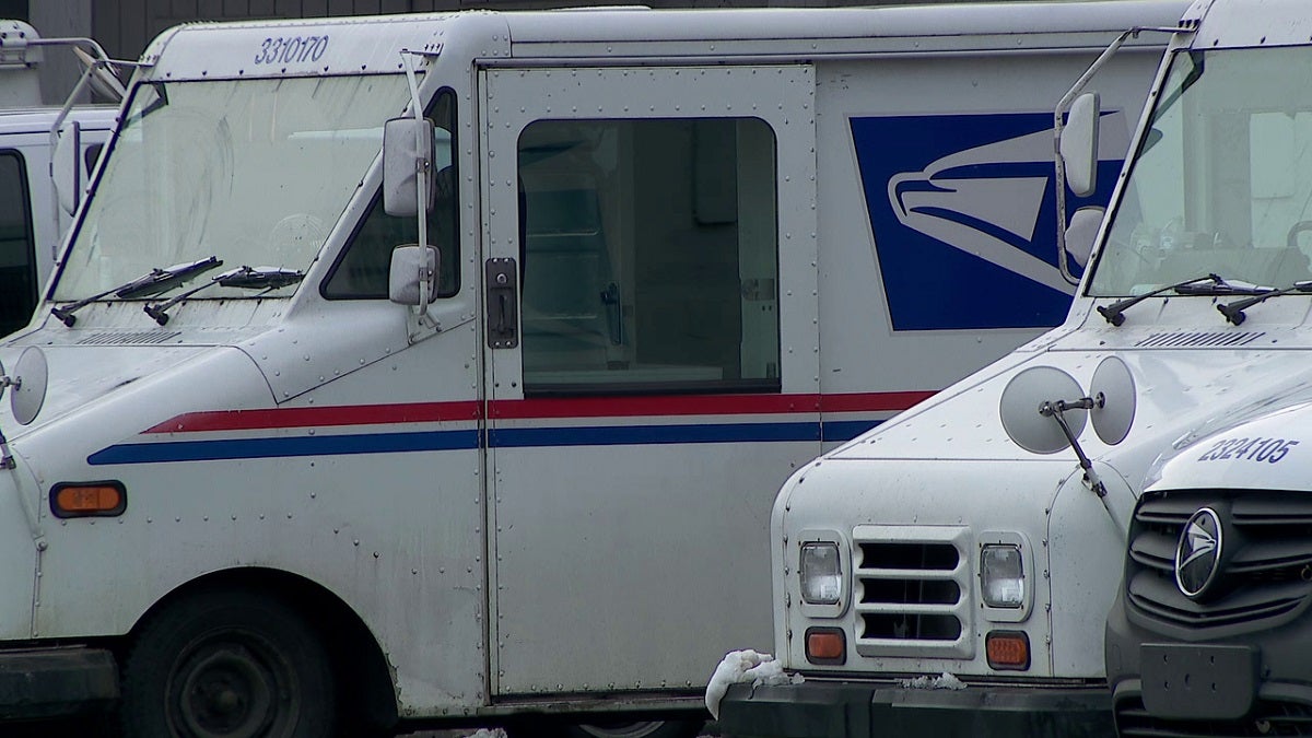 Chicago postal worker charged with stealing and altering checks for personal gain