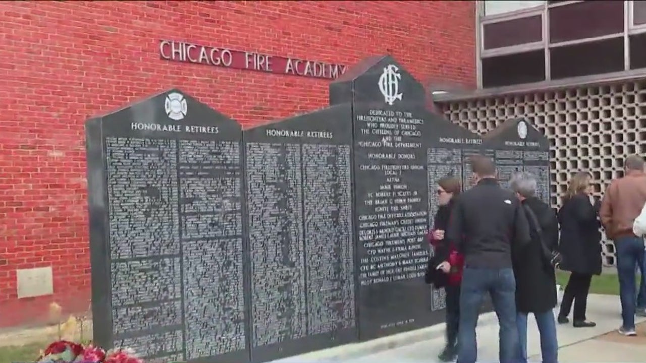 特别仪式上，芝加哥消防员和医护人员被加入纪念墙