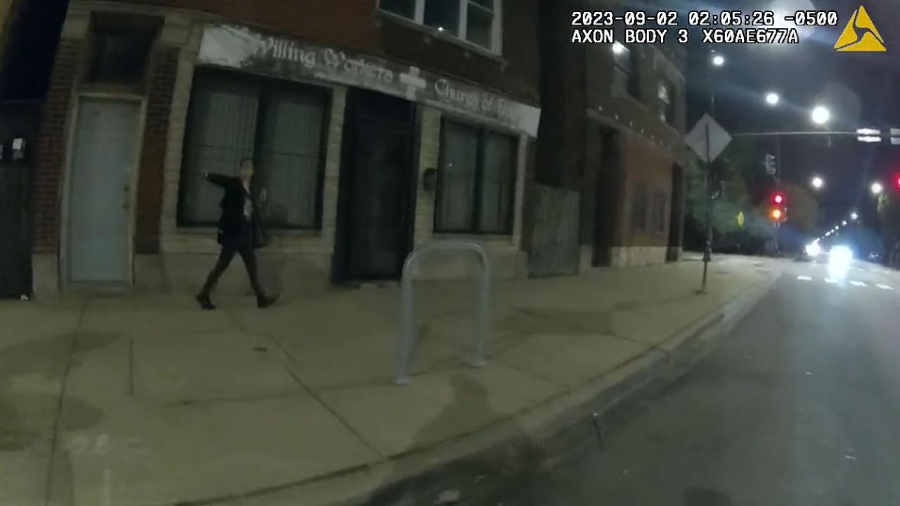 警务摄像头录像显示芝加哥警察在南区向嫌疑人开枪