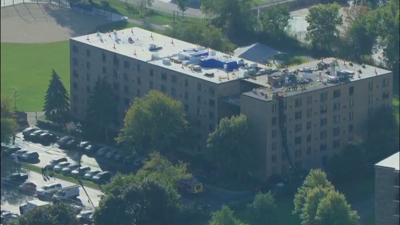 消防员和2名居民在西罗杰斯公园公寓大楼火灾中受伤