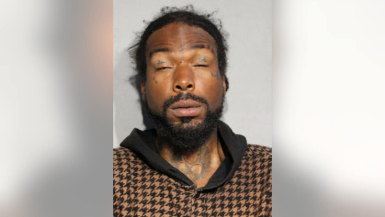 芝加哥男子袭击两名妇女，抢劫西环路的男子，被起诉