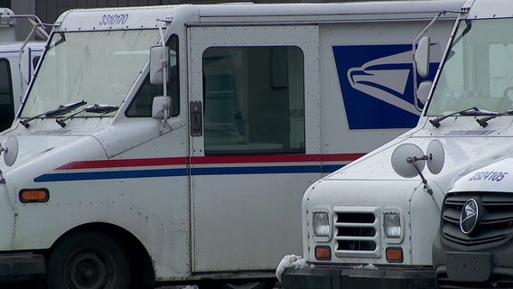 Chicago USPS mail carrier robbed at gunpoint in Washington Park: police