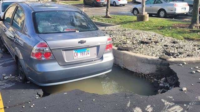 Sinkhole damages vehicles after water main break at Elk Grove Village condo building