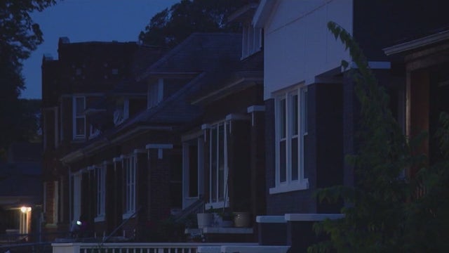 Offender pushed woman into her Chicago home, sexually assaulted her: police