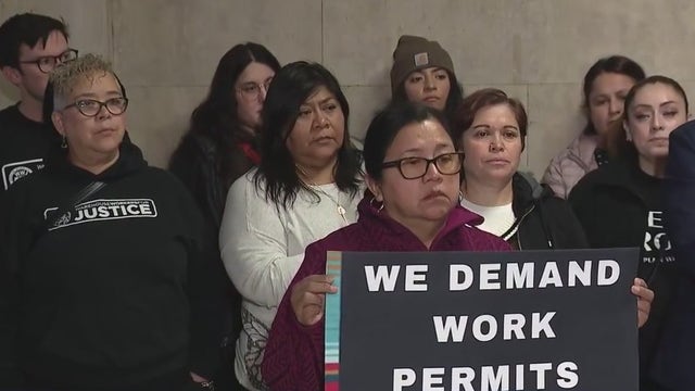 Alderpersons, activists call on Chicago officials to give work permits to undocumented immigrants