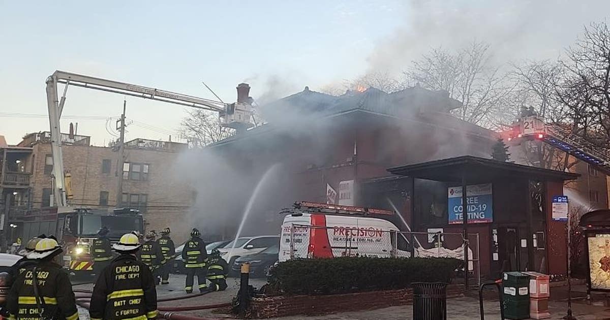 Chicago firefighters battle blaze at vacant building in Edgewater | FOX ...