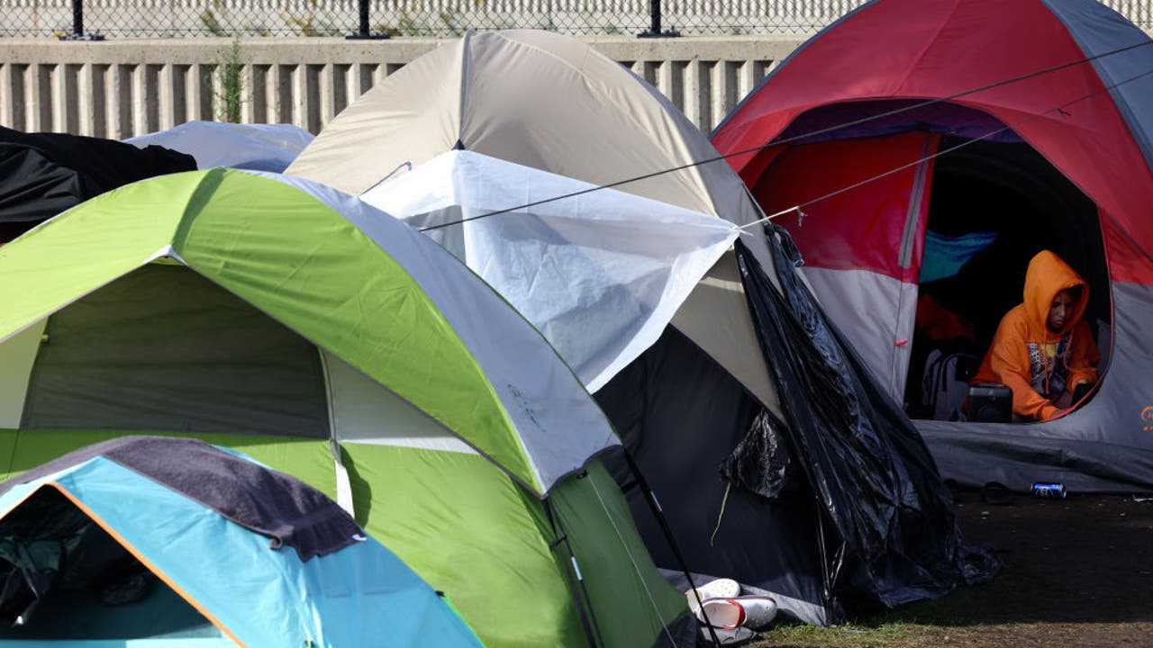 芝加哥的移民帐篷收容所计划暂停