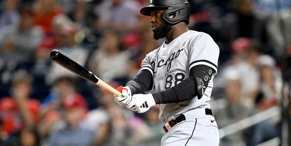 Luis Robert leaves games with injury, Royals beat White Sox 2-1