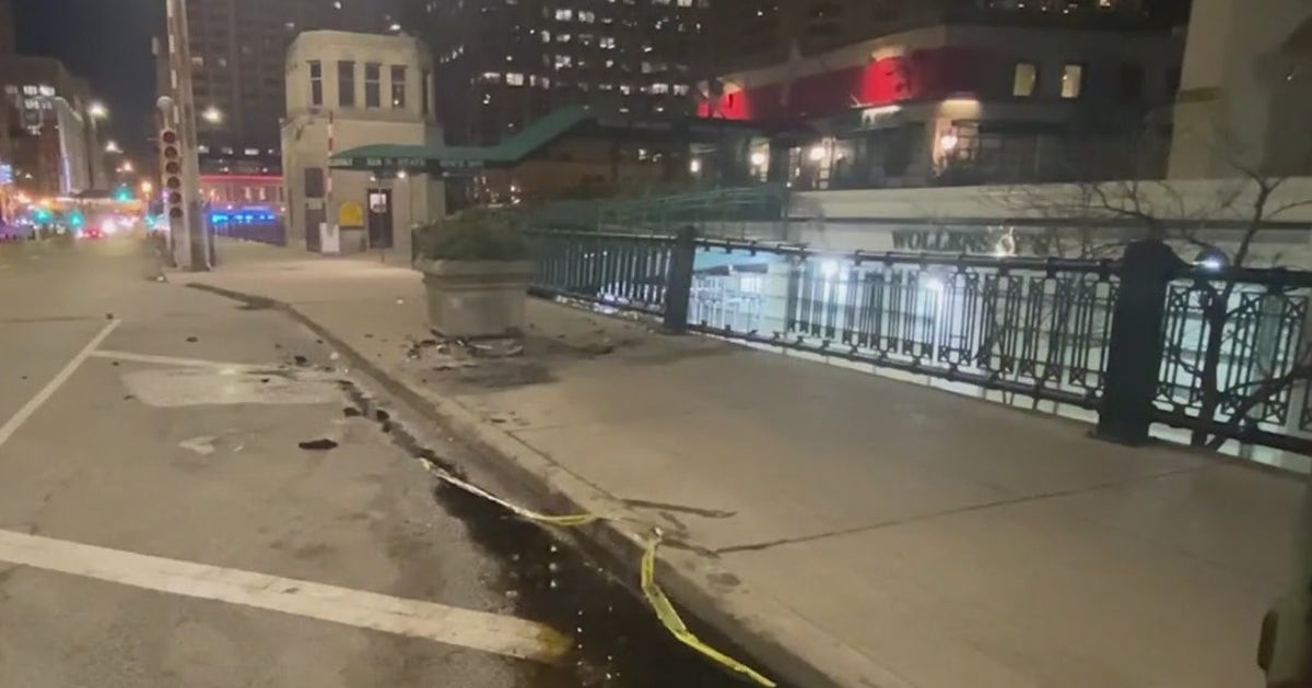 Pedestrian, 56, fatally struck in River North | FOX 32 Chicago